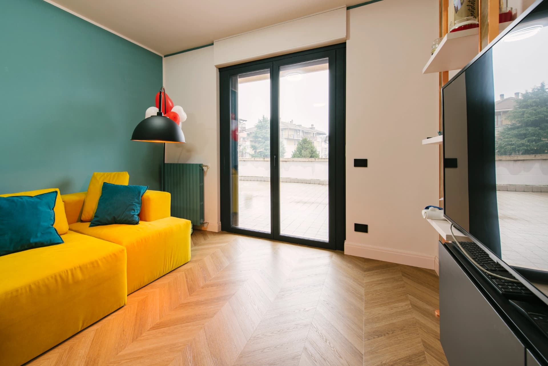 Soggiorno moderno con ampia porta finestra scorrevole