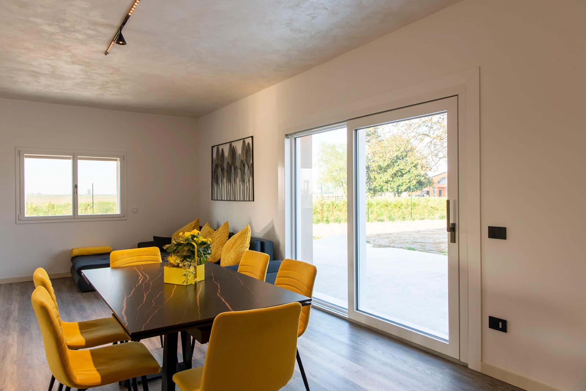 Sala da pranzo con serramenti moderni ad alta efficienza