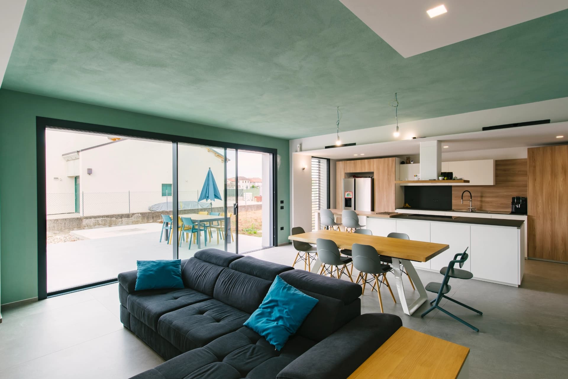 Zona living con grandi serramenti scorrevoli installati da ED Serramenti